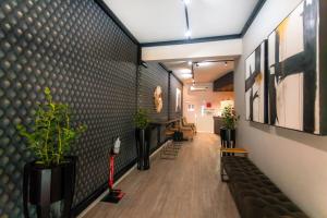 um corredor de um escritório com plantas nas paredes em Florida Park Hotel, Florida Road em Durban