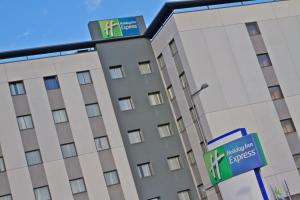 un edificio con una señal delante de él en Holiday Inn Express Campo de Gibraltar-Barrios, an IHG Hotel en Los Barrios