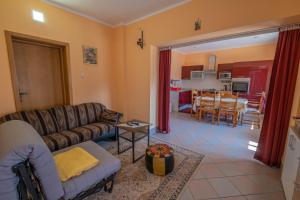 sala de estar con sofá y mesa en Apartman & Rooms Pejo, en Jadranovo