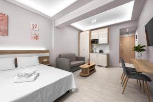 sypialnia z łóżkiem i biurkiem oraz kuchnią w obiekcie Lausanne, Nilie Hospitality MGMT w Salonikach