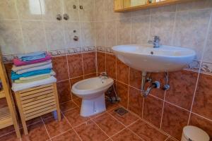 Kúpeľňa v ubytovaní Apartman Ahel Jadranovo