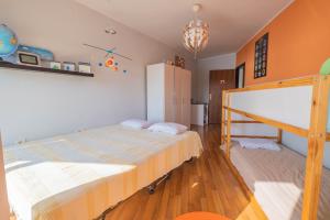 Posteľ alebo postele v izbe v ubytovaní Apartman Ahel Jadranovo