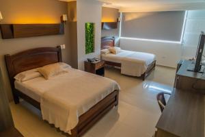 a room with two beds in a hotel room at Torre Mar in Buenaventura