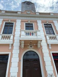 budynek z wieżą zegarową na górze w obiekcie Lima House Hostel w mieście Lima