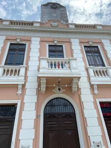 un edificio con una torre dell'orologio sopra di Lima House Hostel a Lima