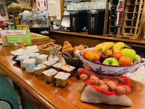 un bancone con un cesto di frutta e altri prodotti alimentari di Hôtel Le Boulevardier a Lione