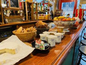 eine Theke mit Brot und Körben mit Lebensmitteln darauf in der Unterkunft Hôtel Le Boulevardier in Lyon