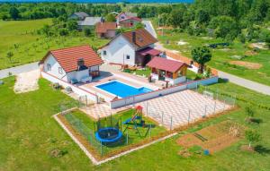 Bazén v ubytování Vila NINA nebo v jeho okolí