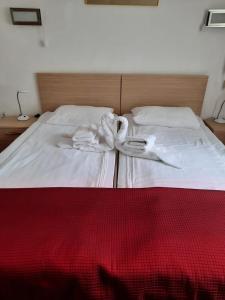 ブシュテニにあるHOSTEL CPPI Vestのベッド(白いタオル付)