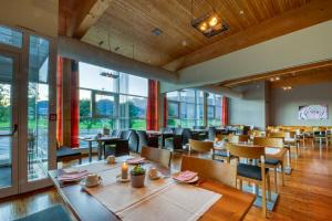 A restaurant or other place to eat at Vitalhotel Quellengarten - Bed & Breakfast