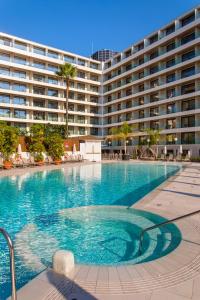 una gran piscina frente a un gran edificio en Hotel Presidente 4 sup en Benidorm