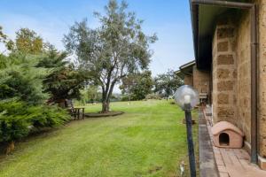 un lampione accanto a una casa con cortile di villa di charme con piscina e jacuzzi tra Roma e Viterbo a Fabrica di Roma