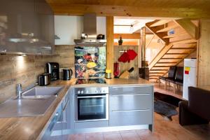 Luxury Chalet Kreischberg 11a tesisinde mutfak veya mini mutfak