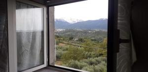 ventana con vistas a la montaña en La Terrazza d'Abruzzo, en Filetto
