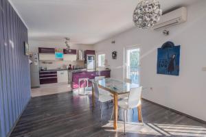 Kuchyňa alebo kuchynka v ubytovaní Apartman Ahel Jadranovo