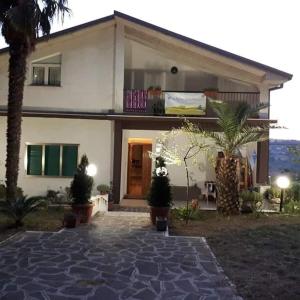 una casa con una palma di fronte di La Terrazza d'Abruzzo a Filetto