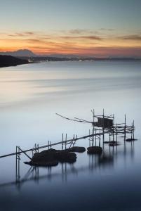 un avión sentado en el agua al atardecer en La Terrazza d'Abruzzo, en Filetto