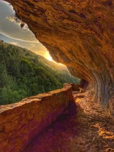 un dipinto di una grotta con il tramonto di La Terrazza d'Abruzzo a Filetto