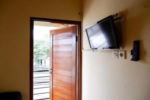 Μια τηλεόραση ή/και κέντρο ψυχαγωγίας στο Khresna Guest House Malioboro Mitra RedDoorz