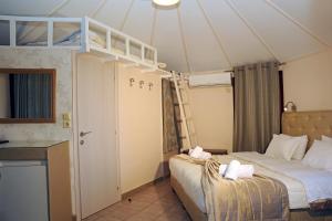 Säng eller sängar i ett rum på Chrissa Camping Rooms & Bungalows