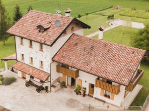 einen Blick über ein weißes Haus mit roten Dächern in der Unterkunft La Tieda - locazione turistica Reolon in Belluno