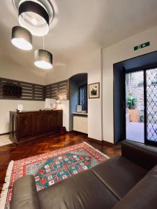 ein Wohnzimmer mit einem Sofa und einem Teppich in der Unterkunft Hotel La Fortezza in Assisi
