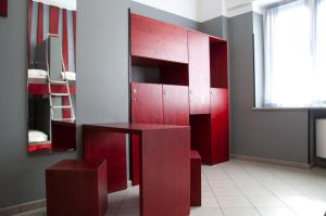 un armario rojo en una habitación con ventana en Roma Scout Center, en Roma