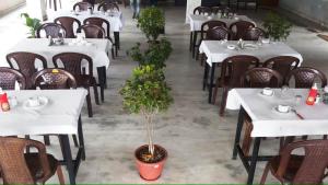 eine Reihe von Tischen und Stühlen in einem Restaurant in der Unterkunft Mrignayani in Gwalior