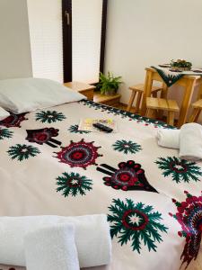 ツァルニ・ドゥナイェツにあるNa Kamieńcuの花の毛布付きベッド