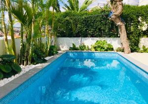 une piscine avec de l'eau bleue dans une cour dans l'établissement Casa da Rochinha com piscina privada, à Funchal