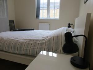 1 dormitorio con cama, escritorio y ventana en 20 Nightingale Gardens, Coton Park, Rugby CV23 0WT en Rugby