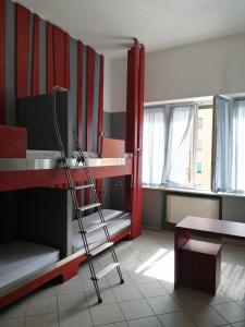 - une chambre avec 2 lits superposés et une échelle dans l'établissement Roma Scout Center, à Rome
