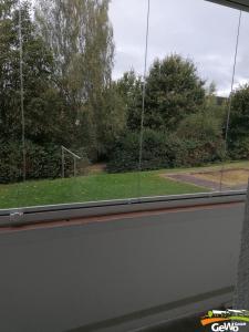 uma vista para um campo de futebol a partir de uma janela em Ferienwohnung Karl 54 em Gelenau