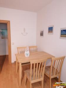 ein Esszimmer mit einem Holztisch und Stühlen in der Unterkunft Ferienwohnung Karl 54 in Gelenau
