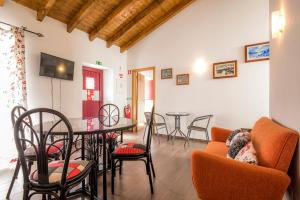 - un salon avec une table et des chaises dans l'établissement C14 - Casa da Luz, à Luz