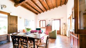 comedor con mesa y sillas en Visitsicilia Villa Cialoma, en Scopello