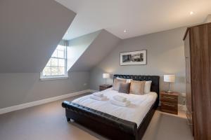 Tempat tidur dalam kamar di Destiny Scotland - Q-Residence