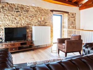 A television and/or entertainment centre at O Forno Casa Ferrador Ribeira Sacra