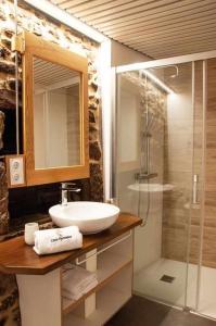 A bathroom at O Forno Casa Ferrador Ribeira Sacra