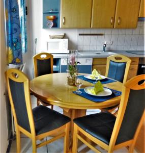 una cocina con una mesa de madera con un plato de comida. en Ferienwohnung Peuker, en Neukirchen bei Sulzbach-Rosenberg