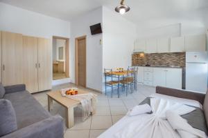 salon z kanapą i stołem w obiekcie Morfoula 's House w mieście Potos +17 zdjęć
