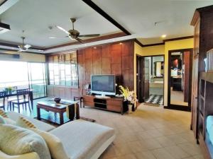 TV a/nebo společenská místnost v ubytování Patong Tower Sea View by PHR