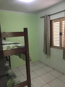 1 dormitorio con litera y ventana en Casa Vista da Serra, en São Roque de Minas