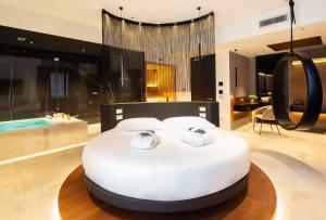una camera con un grande letto e una vasca da bagno di The Corner Duomo Hotel a Milano