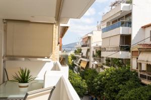 - une vue depuis le balcon d'un bâtiment dans l'établissement AthensBlues Kolonaki 2 Bedroom with Car Park, à Athènes