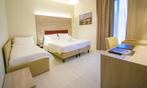 Postel nebo postele na pokoji v ubytování Hotel Perlage Florence - Smart Stay with Parking, Free Wifi & Free city tax