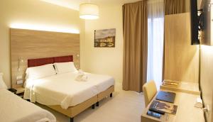Postel nebo postele na pokoji v ubytování Hotel Perlage Florence - Smart Stay with Parking, Free Wifi & Free city tax