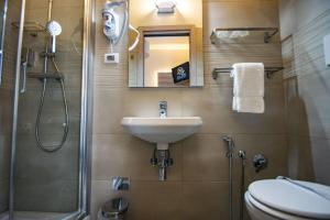 Koupelna v ubytování Hotel Perlage Florence - Smart Stay with Parking, Free Wifi & Free city tax