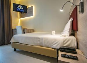 Habitación de hotel con cama con cartel en la pared en Hotel Perlage Florence en Scandicci