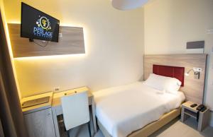 Postel nebo postele na pokoji v ubytování Hotel Perlage Florence - Smart Stay with Parking, Free Wifi & Free city tax